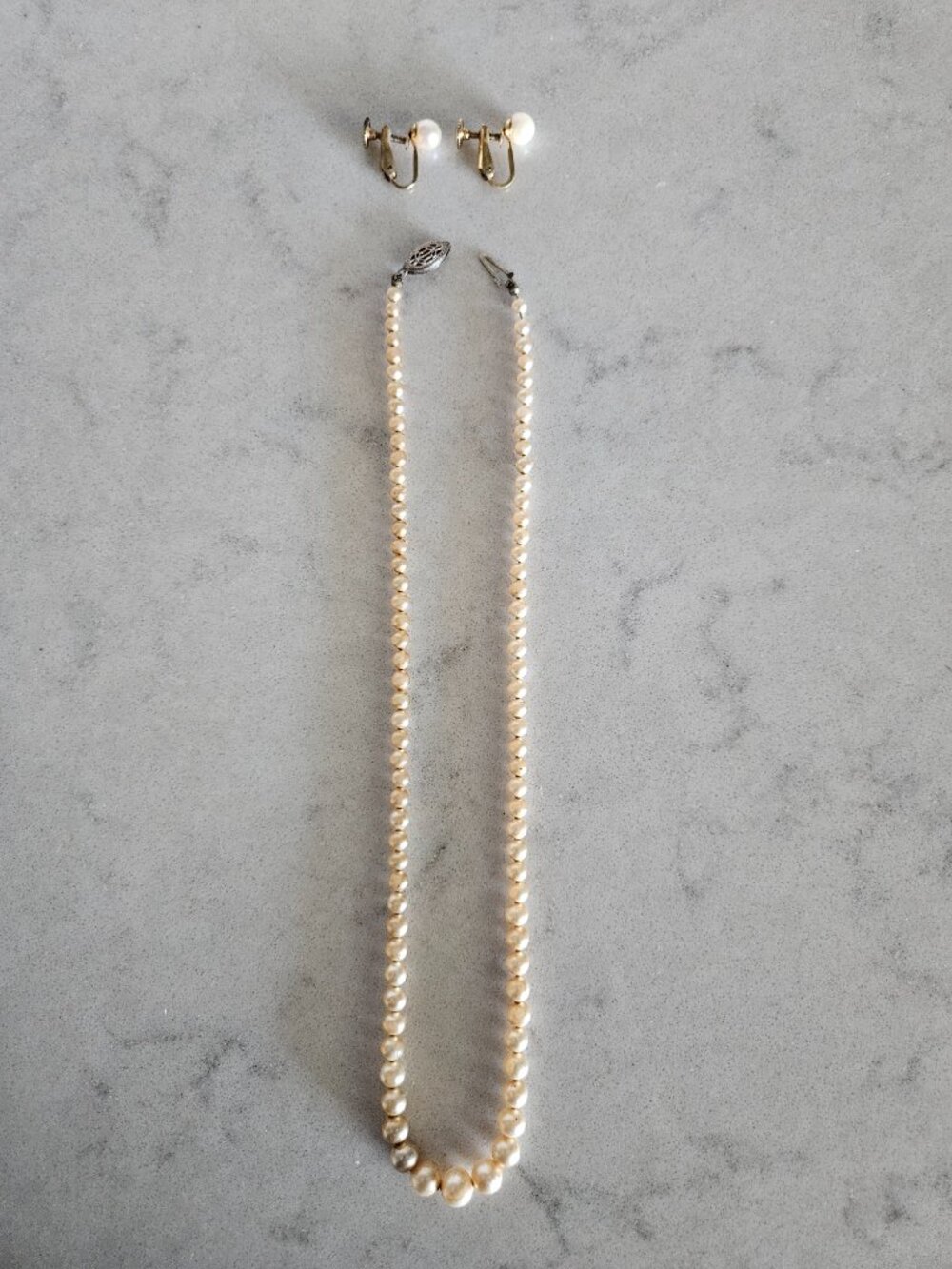 VINTAGE SET OF MARVELLA GRADUATED PEARL NECKLACE AND MATCHNG PEARL EARRINGS